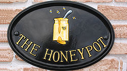 You can almost hear the charming little bees buzzing around the honey-pot on this Oxford 1308 sign.  The letters have been painted gold to compliment the colours of the emblem.