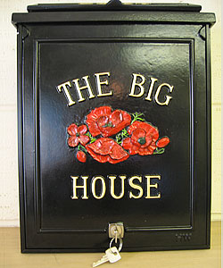The poppies and gold Times Condensed lettering provides a real splash of colour on this small personalised post box. The curve of the lettering at the top and straight line below looks specially pleasing with this emblem